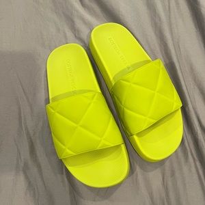 Authentic Bottega Veneta Lime Quilted Rubber Slides
Size:womens 7/IT: 37
No box